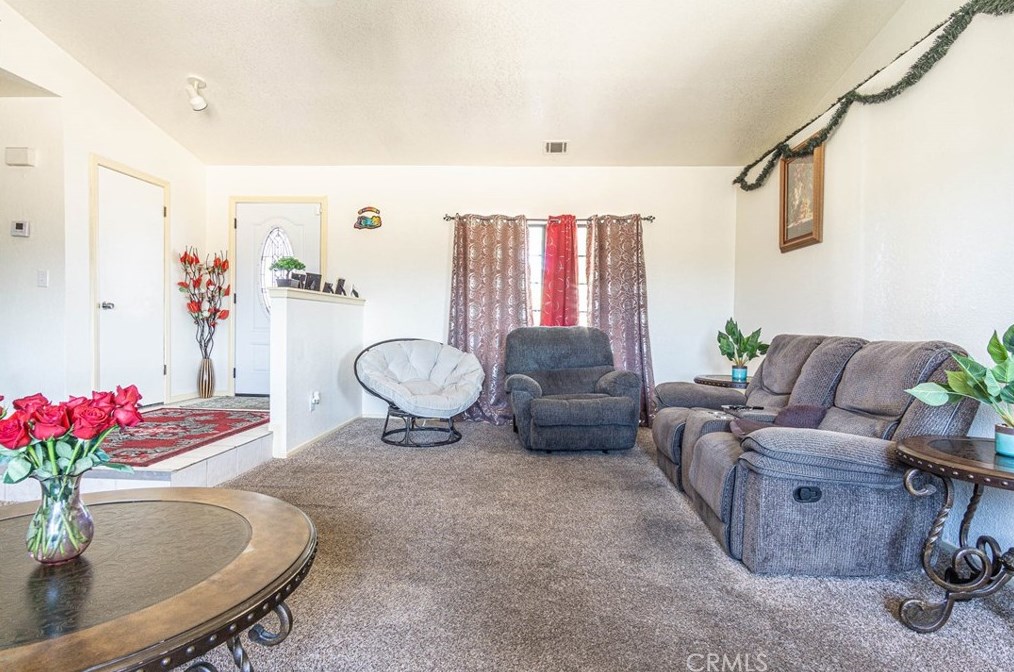 17135 Danbury Ave, Hesperia CA  92345-7001 exterior