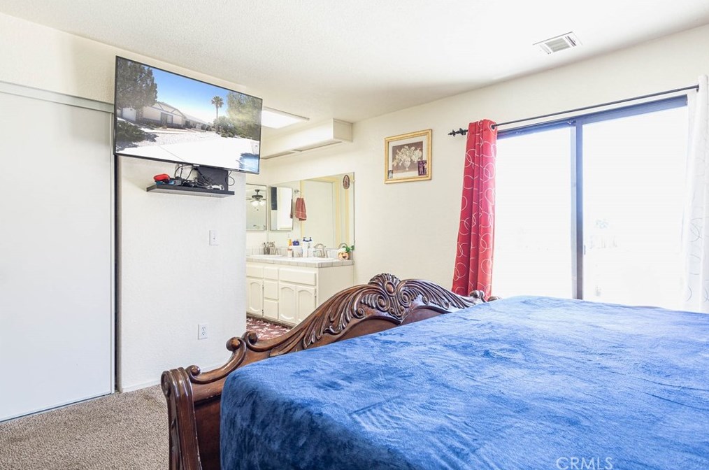 17135 Danbury Ave, Hesperia CA  92345-7001 exterior