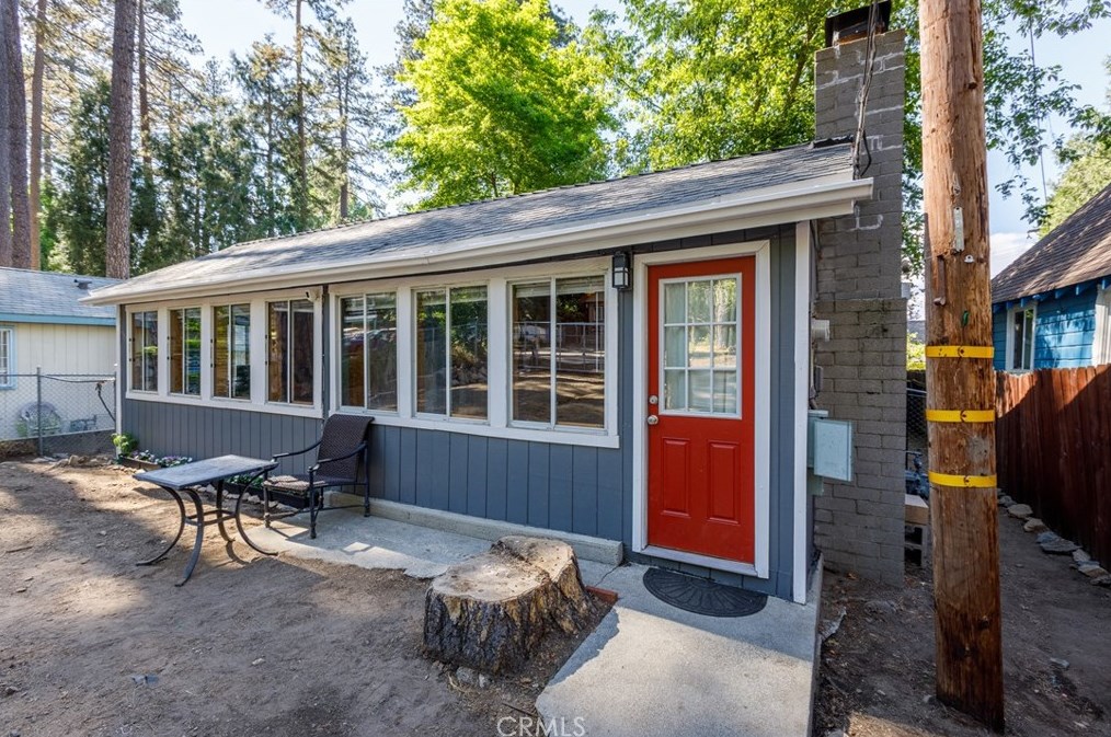 22894 Waters Dr, Crestline, CA 92325