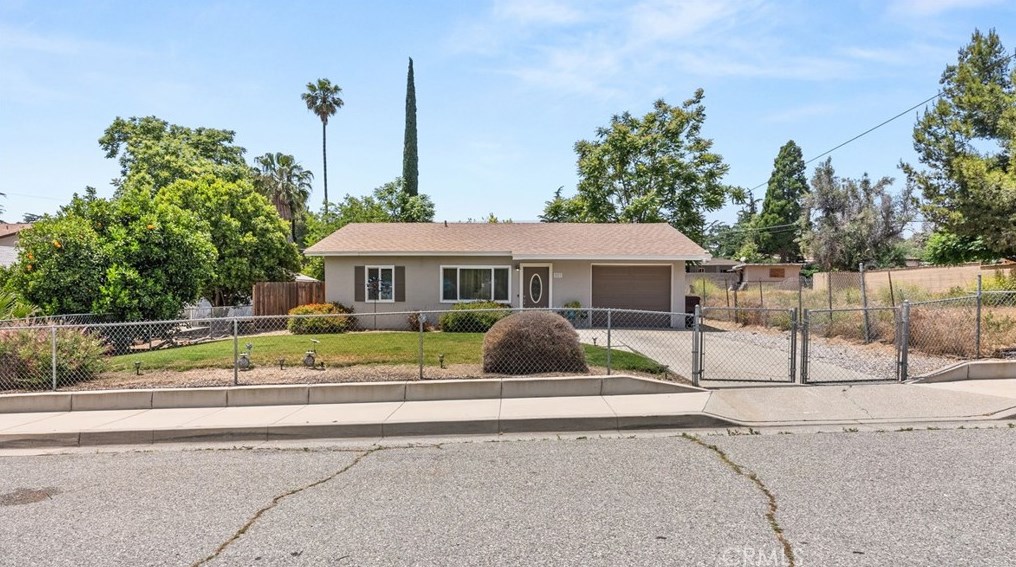 527 N Woodland Ave, Banning, CA 92220