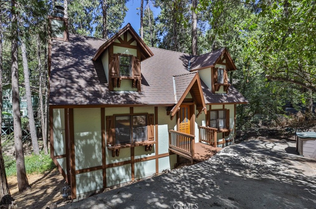 922 Balfrin Dr, Crestline, CA 92325