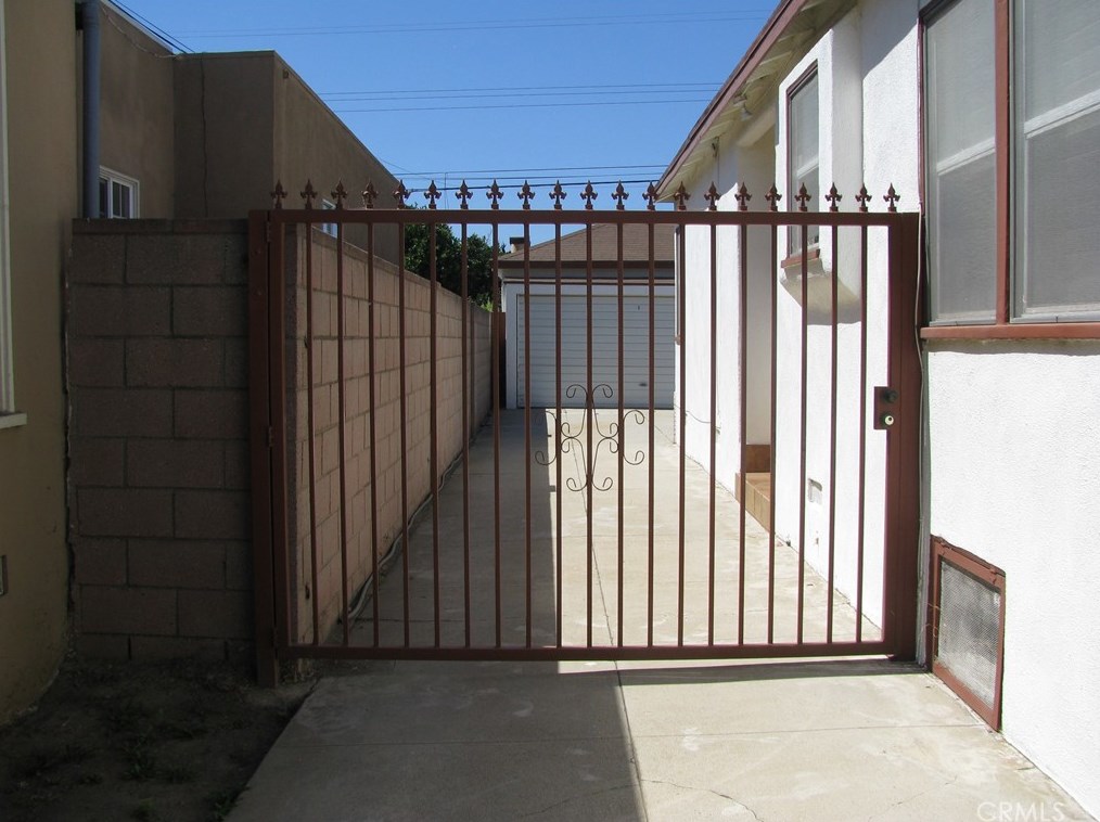 8943 Wilton Pl, Los Angeles, CA 90047-3515