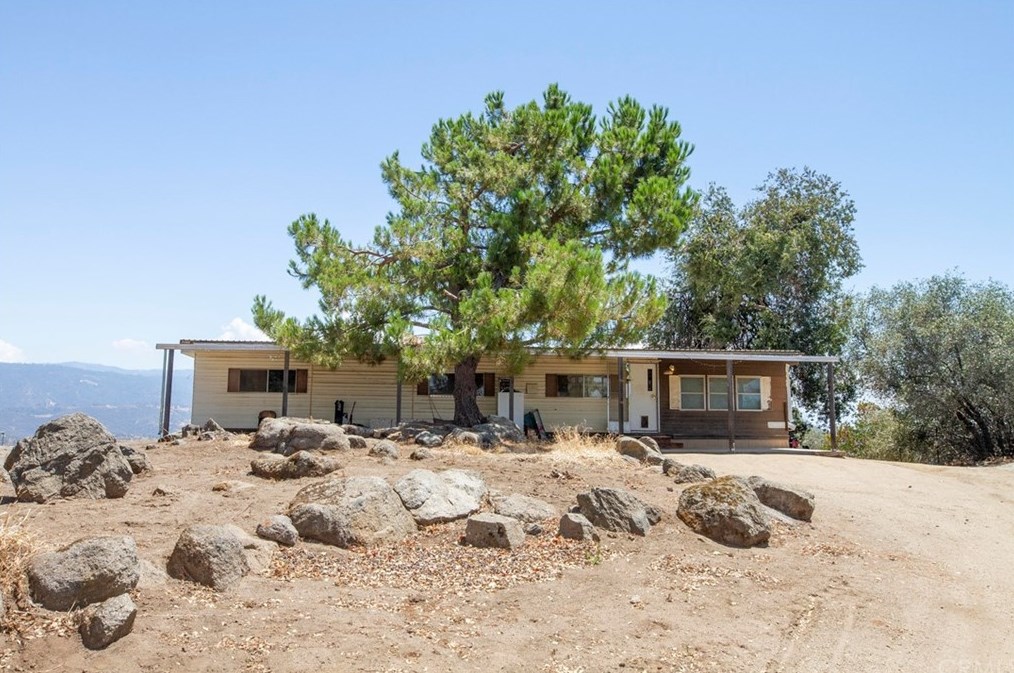 49993 Blossom Ln, Orange Cove, CA 93675