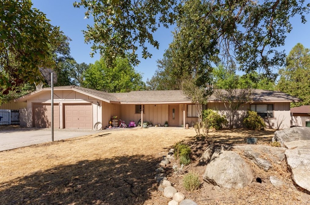 40908 Griffin Dr, Oakhurst, CA 93644