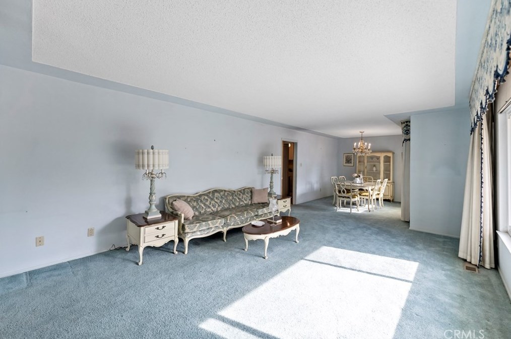 5843 E Parkside Dr, Fresno, CA 93727