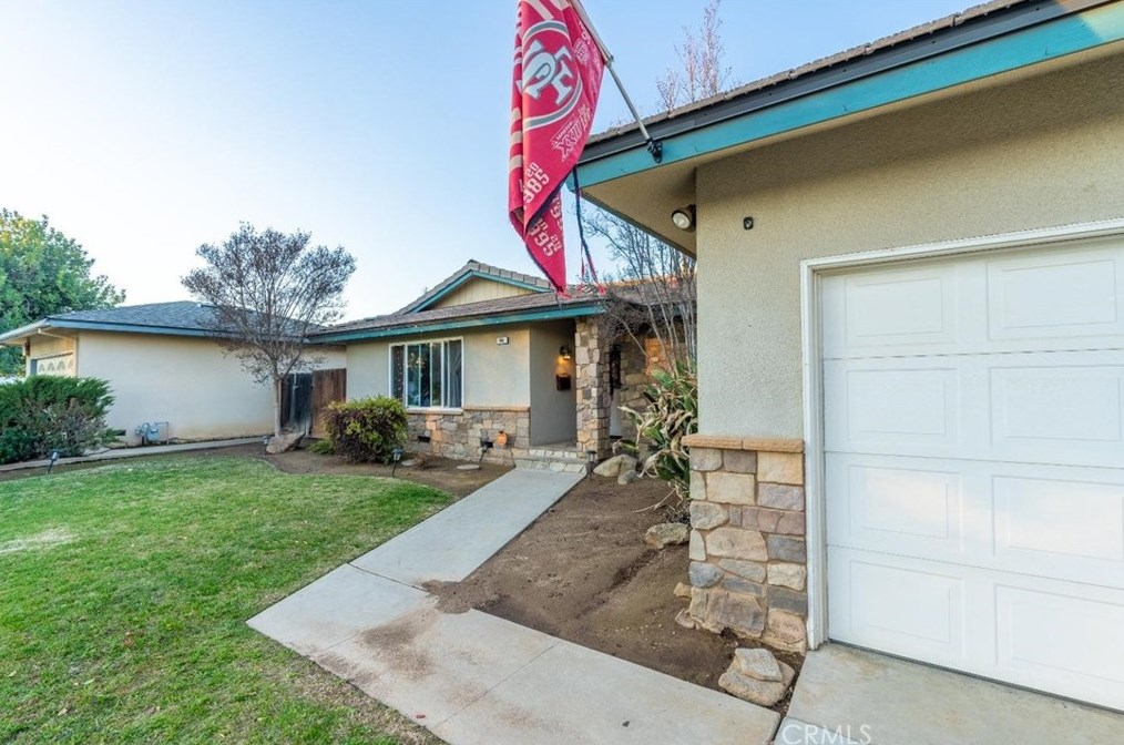 682 Stuart Ave, Fresno, CA 93704-1447