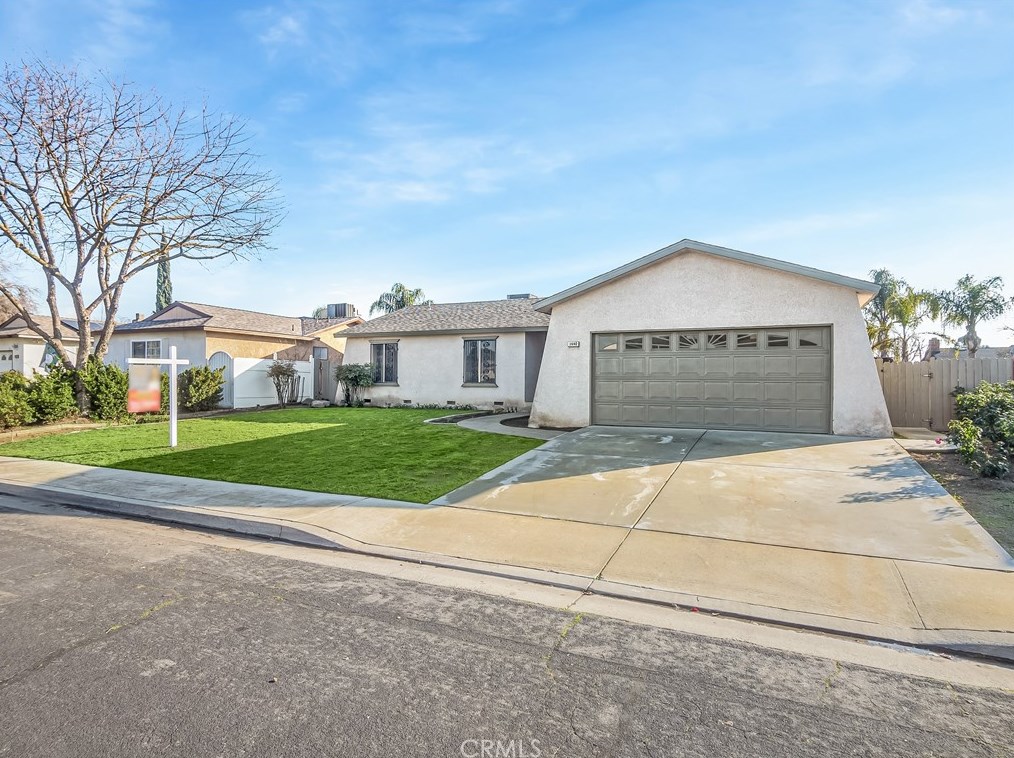 1690 Santa Ana Ave, Clovis, CA 93611