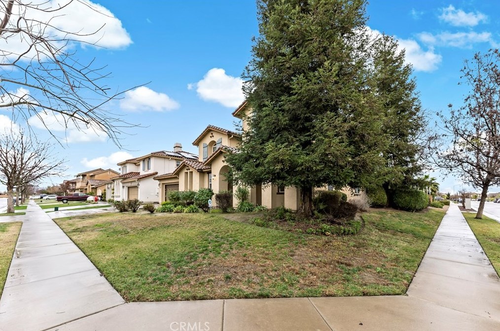 302 S Park Ave, Kerman, CA 93630