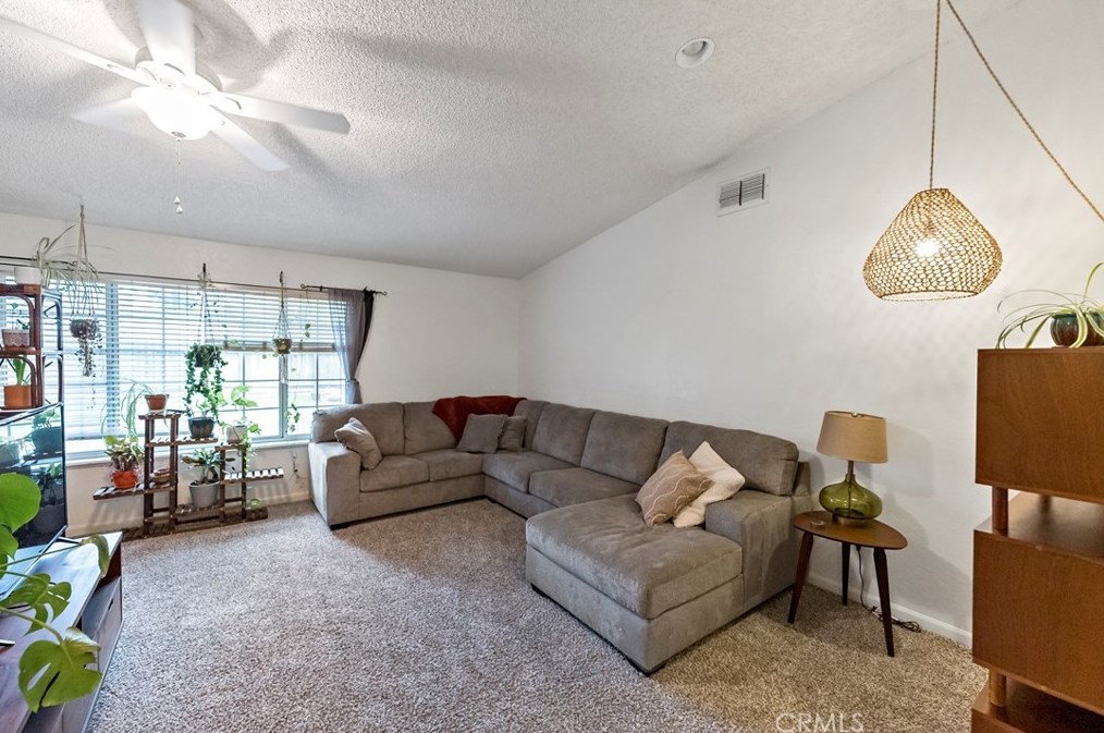 1054 Miami Ave, Clovis, CA 93611