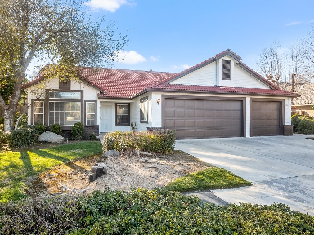 1182 N Halifax Ave, Clovis, CA 93611