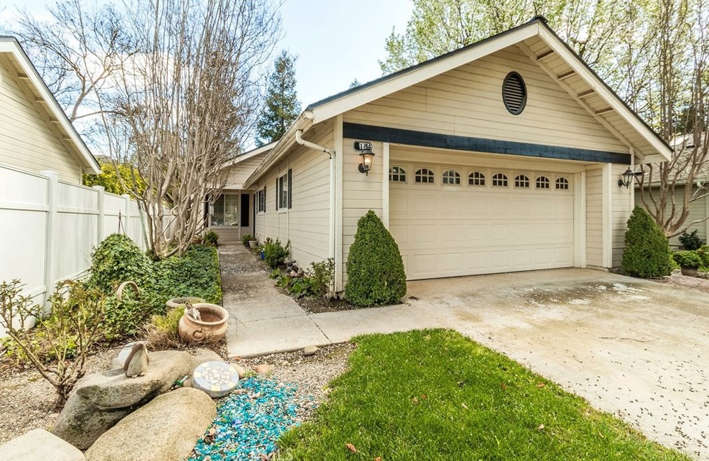 9184 Woodlawn Dr, Fresno, CA 93720-1290