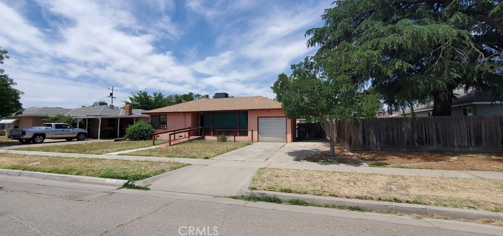 1414 W Saginaw Way, Fresno, CA 93705