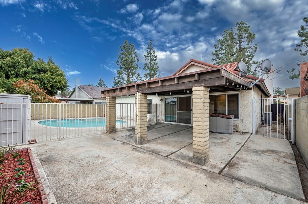 18839 Stefani Ave, Artesia CA  90703-8440 exterior