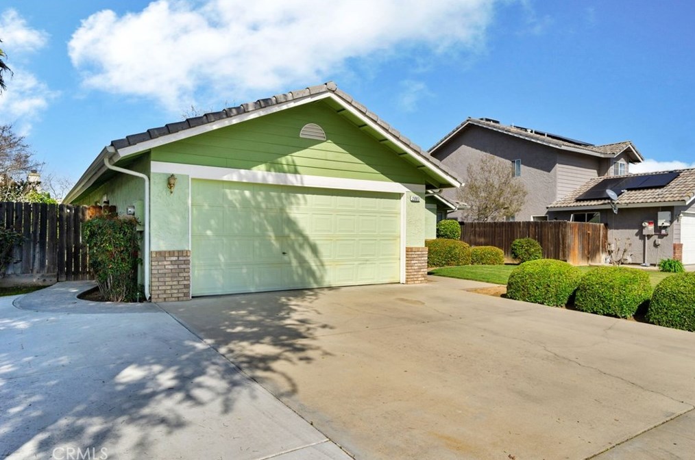 2083 Paul Ave, Clovis, CA 93611