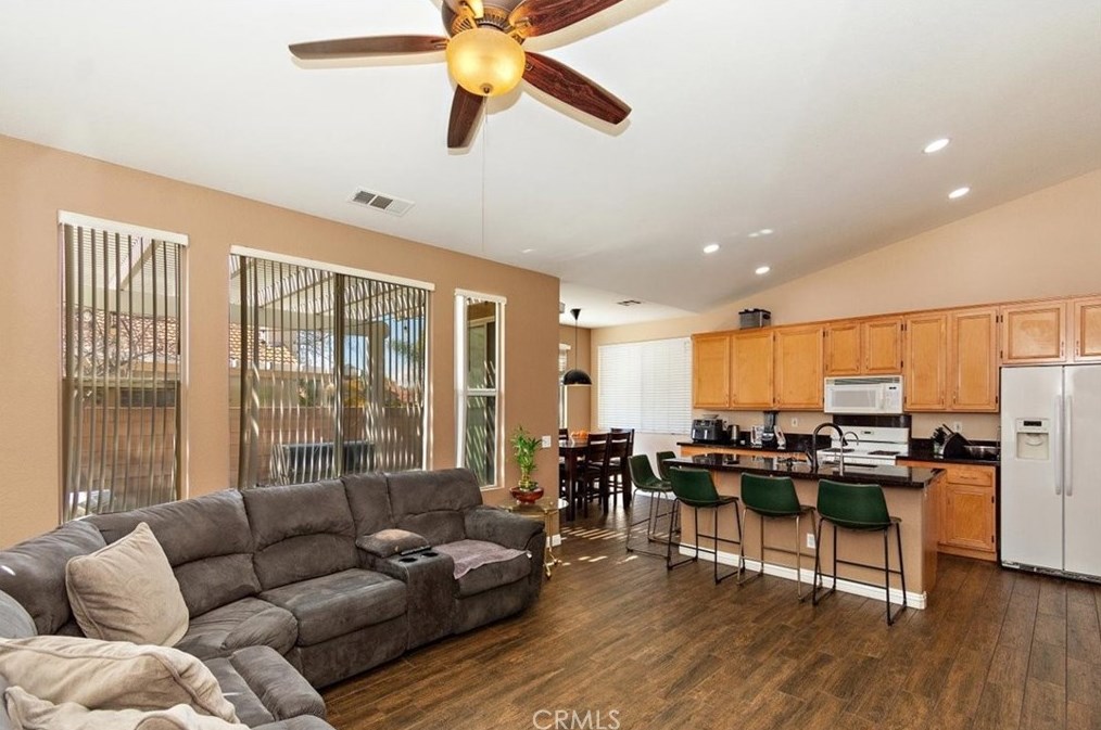 969 Banbury Dr, Hemet CA  92544-1836 exterior