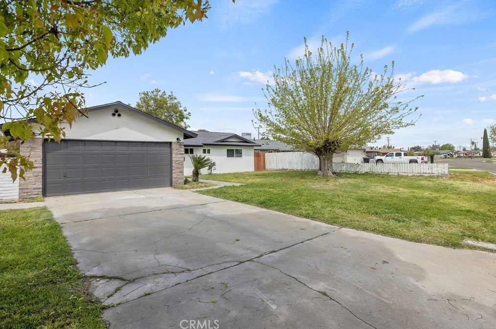 904 E Elm St, Hanford, CA 93230