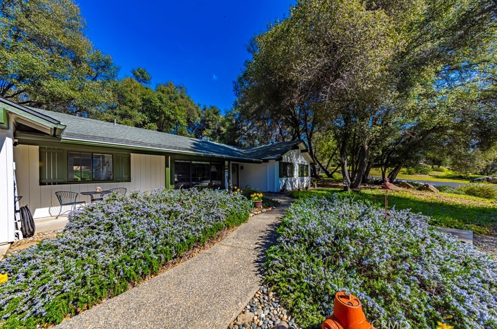 49963 Meadowview Dr, Oakhurst, CA 93644
