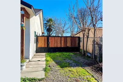 2425 S 10th Street, Fresno, CA 93725 - Photo 2