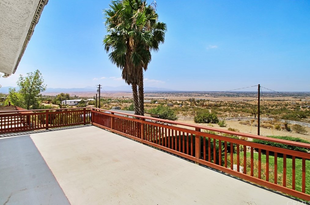 20767 Sunset Dr, Apple Valley CA  92308-5359 exterior