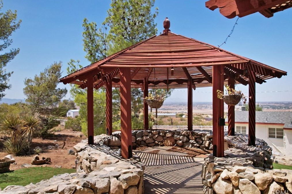 20767 Sunset Dr, Apple Valley CA  92308-5359 exterior
