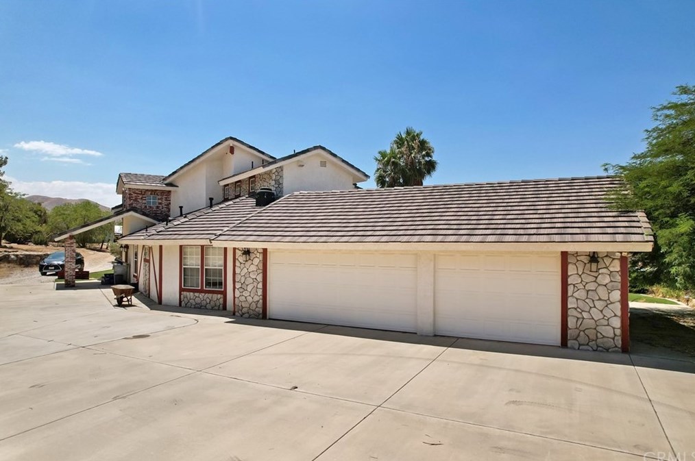 20767 Sunset Dr, Apple Valley CA  92308-5359 exterior