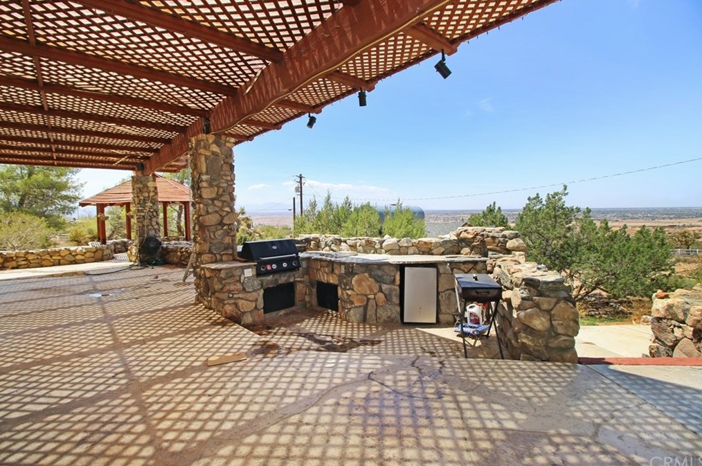 20767 Sunset Dr, Apple Valley CA  92308-5359 exterior