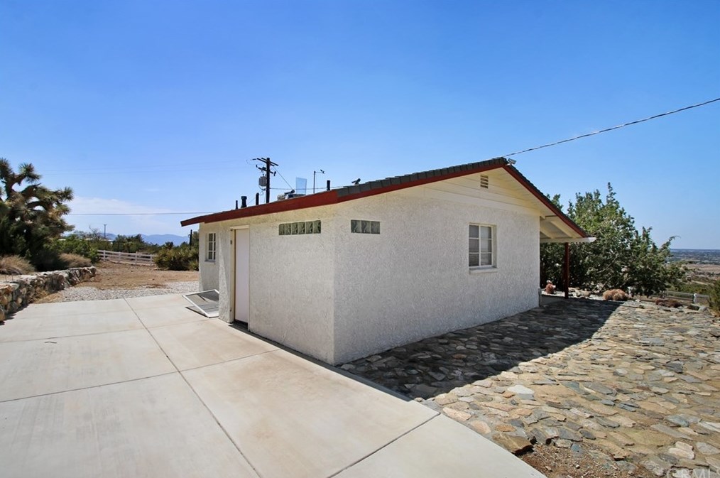 20767 Sunset Dr, Apple Valley CA  92308-5359 exterior