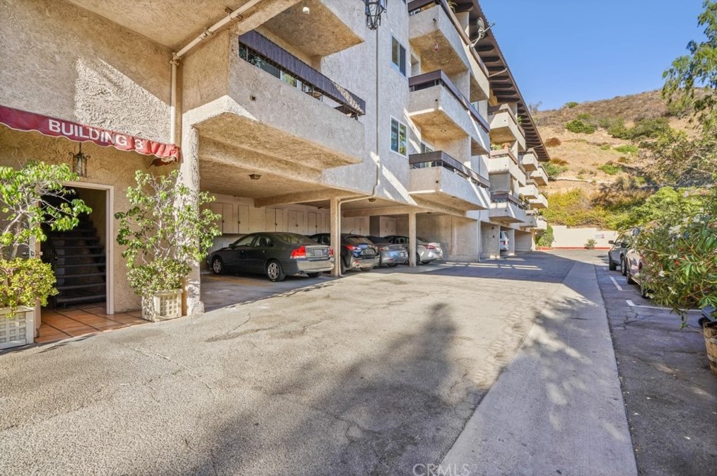 2700 Cahuenga Blvd, Los Angeles CA  90068-2126 exterior