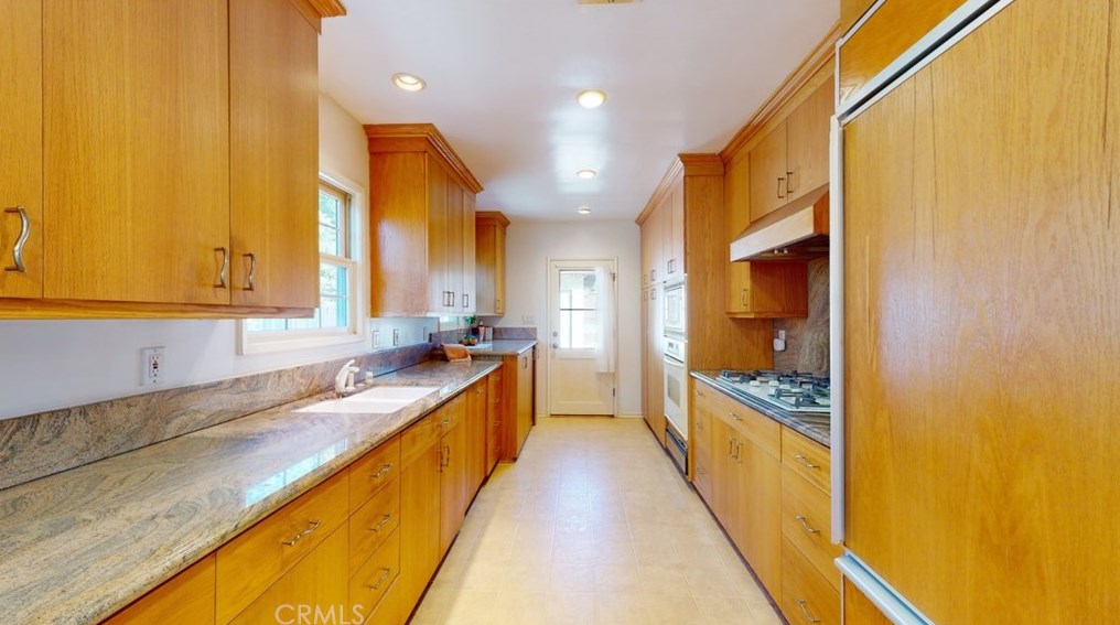 331 Nancy Way, La Canada, CA 91011-3641