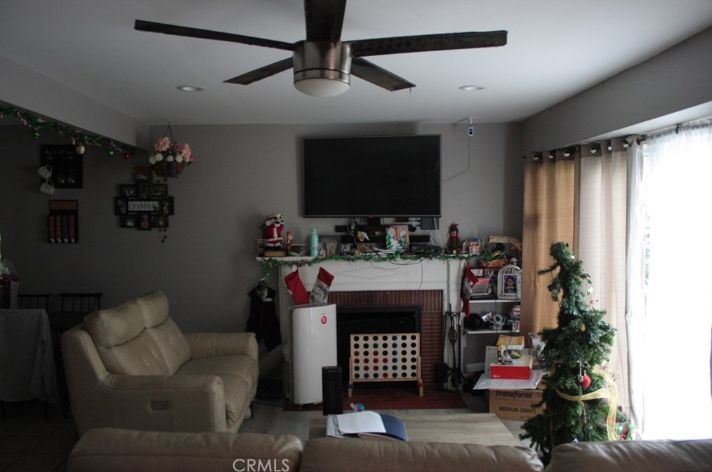 1391 Altadena Dr, Pasadena, CA 91107-1401