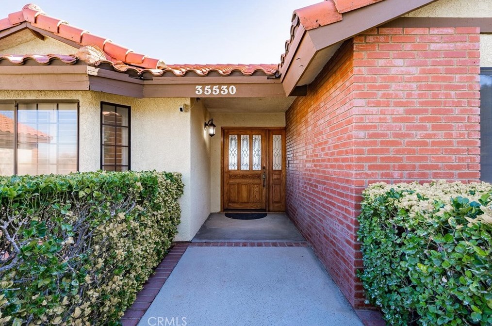 35530 80th St, Juniper Hills, CA 93543