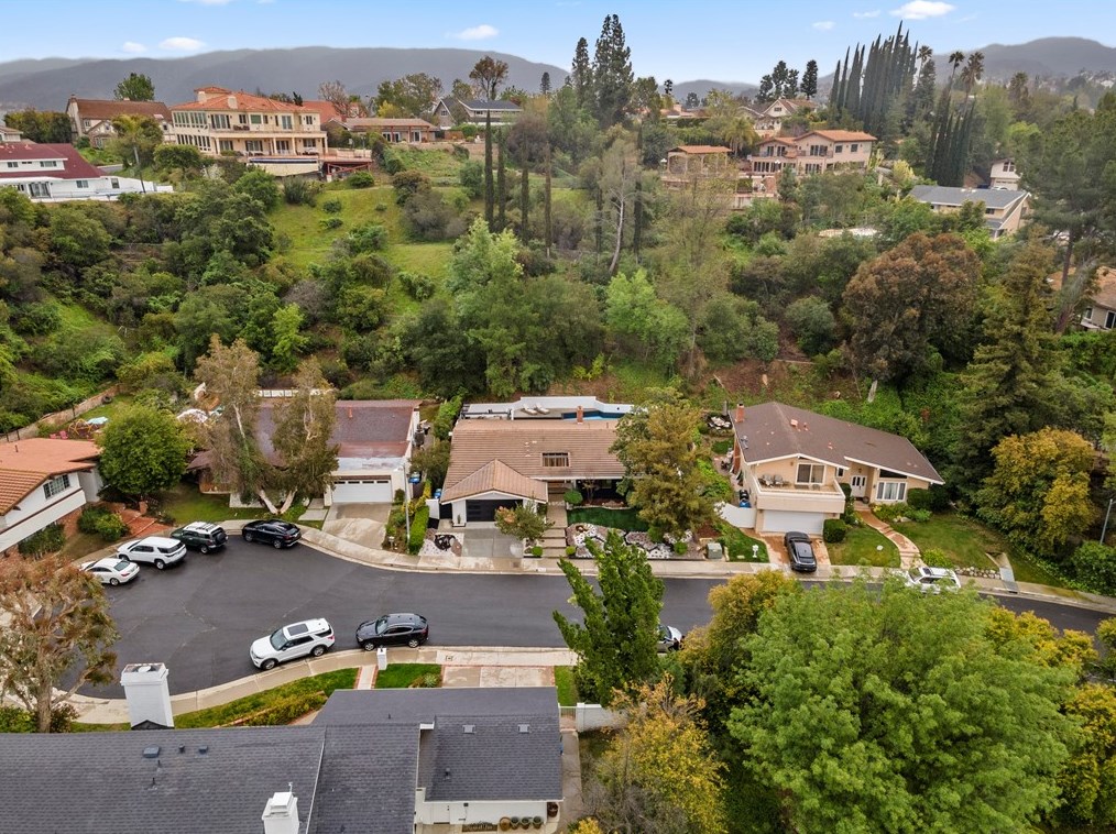 19136 Weston Pl, Los Angeles CA  91356-5040 exterior