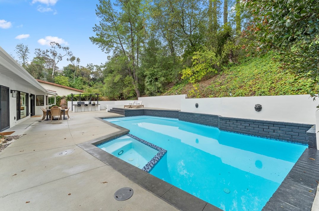 19136 Weston Pl, Los Angeles CA  91356-5040 exterior