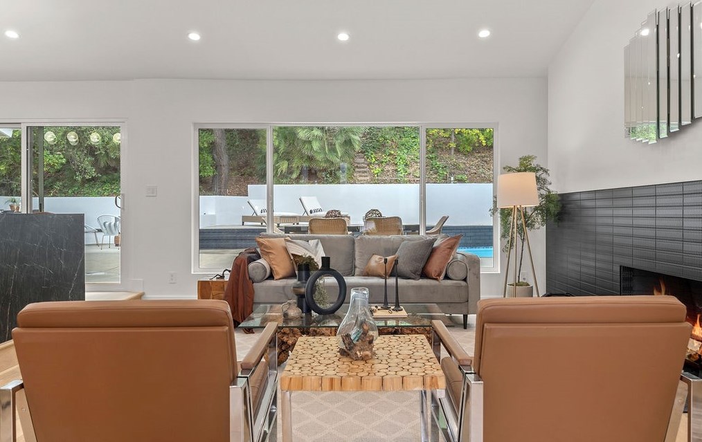 19136 Weston Pl, Los Angeles CA  91356-5040 exterior