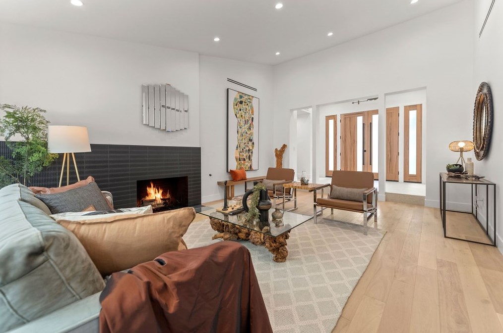 19136 Weston Pl, Los Angeles CA  91356-5040 exterior