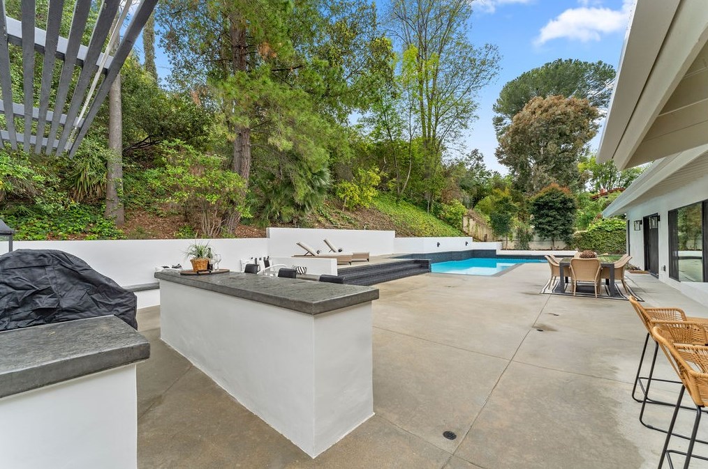 19136 Weston Pl, Los Angeles CA  91356-5040 exterior
