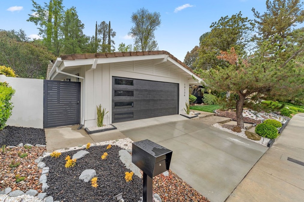 19136 Weston Pl, Los Angeles CA  91356-5040 exterior