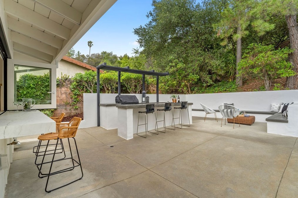 19136 Weston Pl, Los Angeles CA  91356-5040 exterior