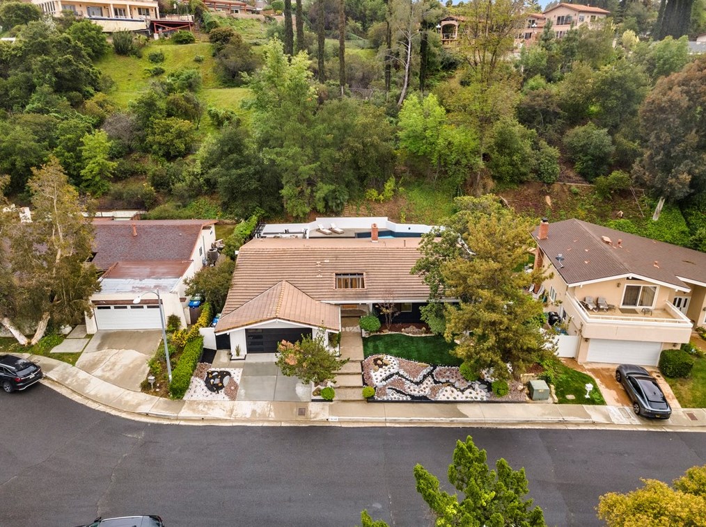 19136 Weston Pl, Los Angeles CA  91356-5040 exterior