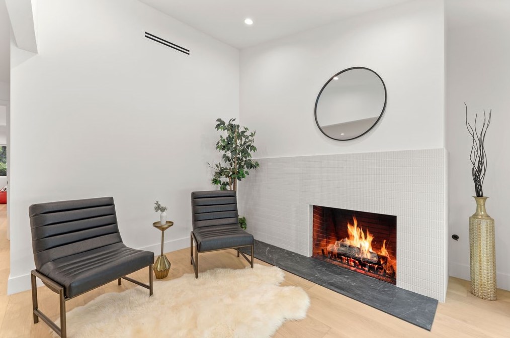 19136 Weston Pl, Los Angeles CA  91356-5040 exterior