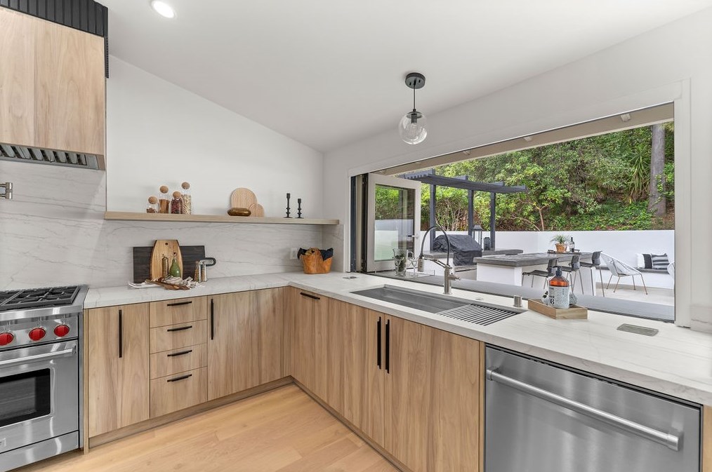 19136 Weston Pl, Los Angeles CA  91356-5040 exterior
