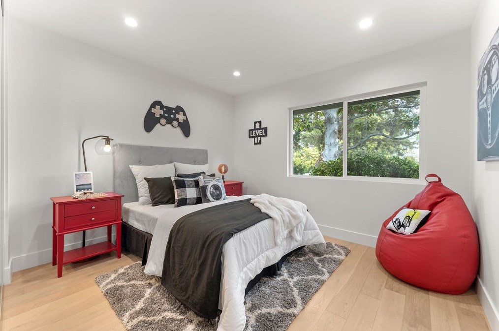 19136 Weston Pl, Los Angeles CA  91356-5040 exterior