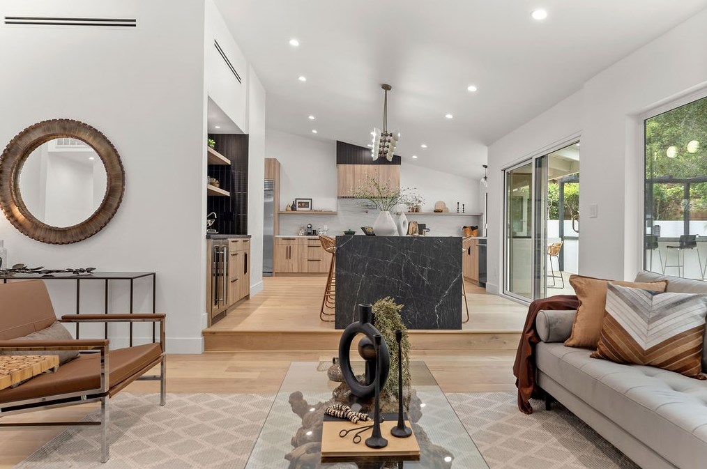 19136 Weston Pl, Los Angeles CA  91356-5040 exterior