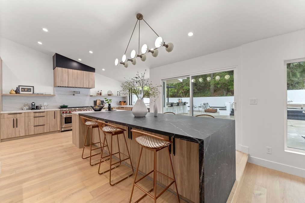 19136 Weston Pl, Los Angeles CA  91356-5040 exterior
