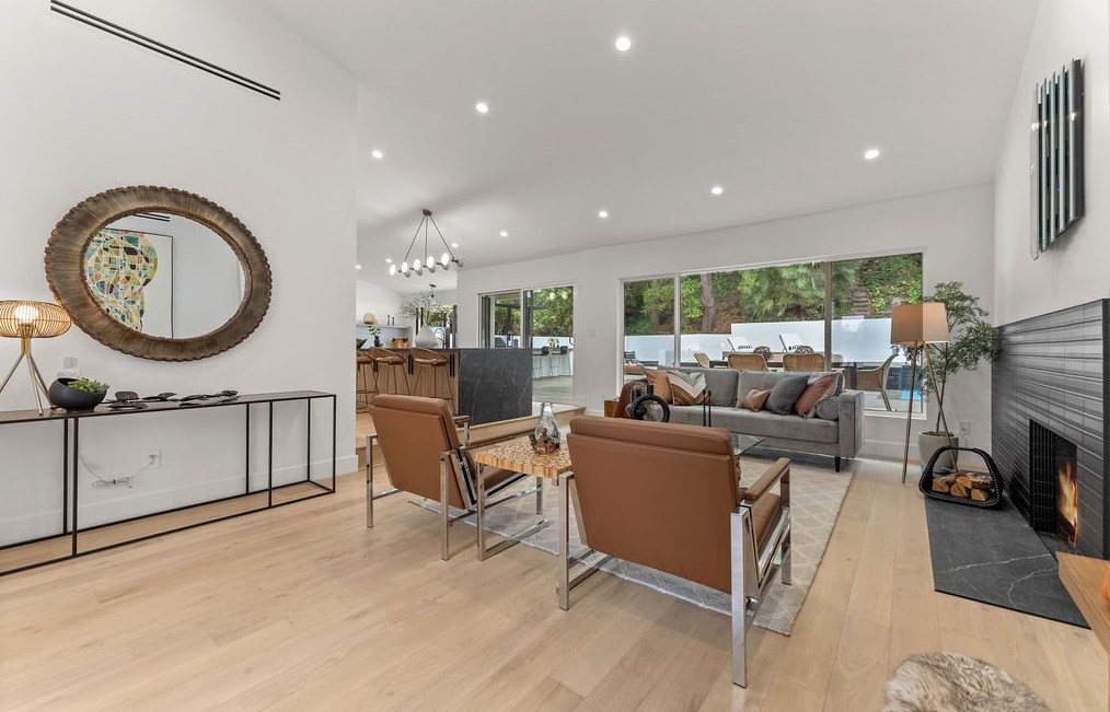 19136 Weston Pl, Los Angeles CA  91356-5040 exterior