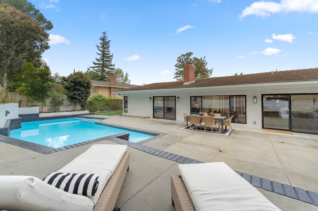 19136 Weston Pl, Los Angeles CA  91356-5040 exterior