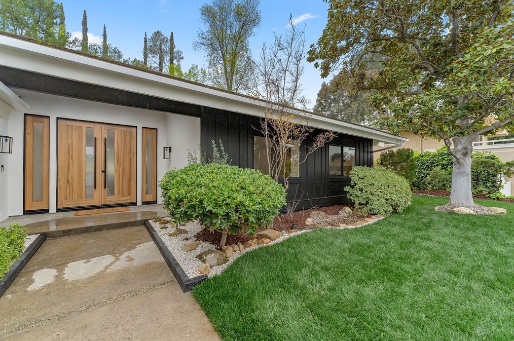 19136 Weston Pl, Los Angeles CA  91356-5040 exterior