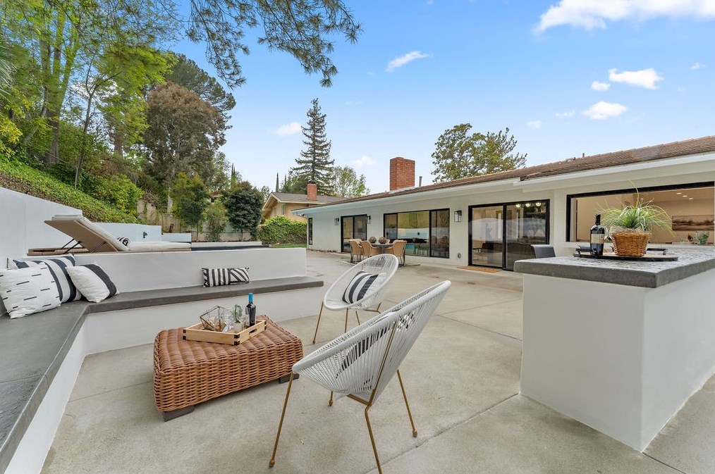 19136 Weston Pl, Los Angeles CA  91356-5040 exterior