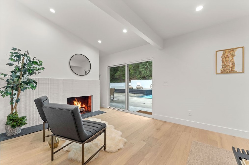 19136 Weston Pl, Los Angeles CA  91356-5040 exterior