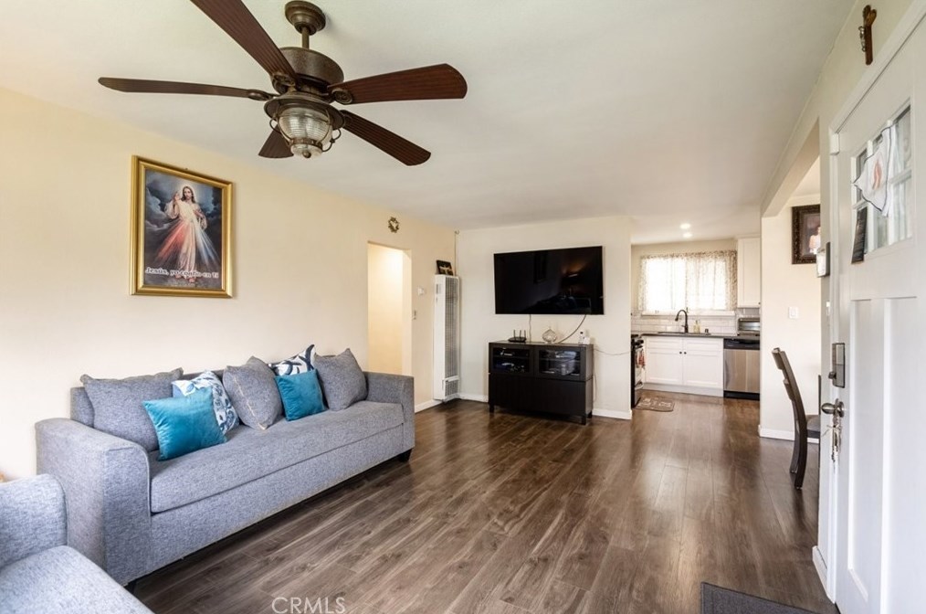 712 Century Blvd, Los Angeles CA  90044-4514 exterior